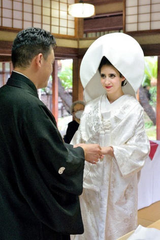 国際結婚式を日本で挙げる。日本らしい国際結婚式。国際結婚の演出
Japanese Traditional Wedding Ceremony,Kimono Wedding国際結婚式を日本で挙げる。日本らしい国際結婚式。国際結婚の演出
Japanese Traditional Wedding Ceremony,Kimono Wedding